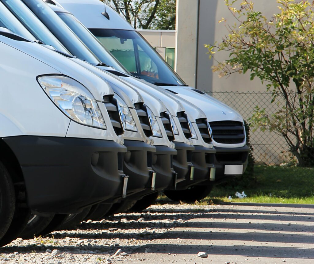 Camionnettes de société alignées sur un parking