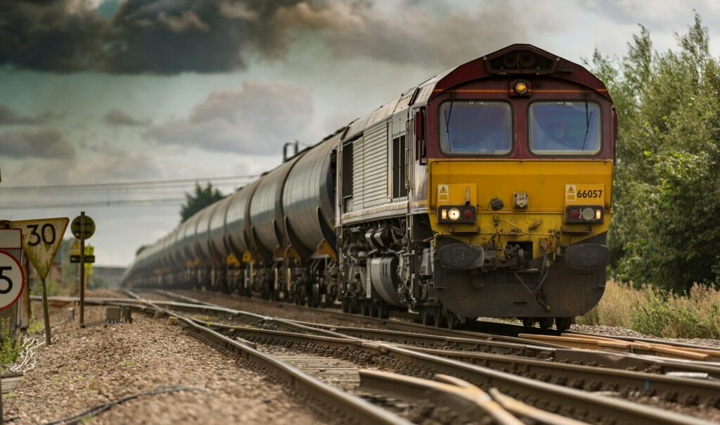 Locomotive et train de marchandises sur la voie ferrée